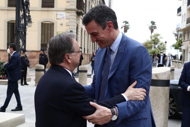 Archivo - El presidente del Gobierno, Pedro Sánchez, es recibido en Ceuta por el presidente de la Ciudad autónoma, Juan Jesús Vivas. 23 marzo 2022.