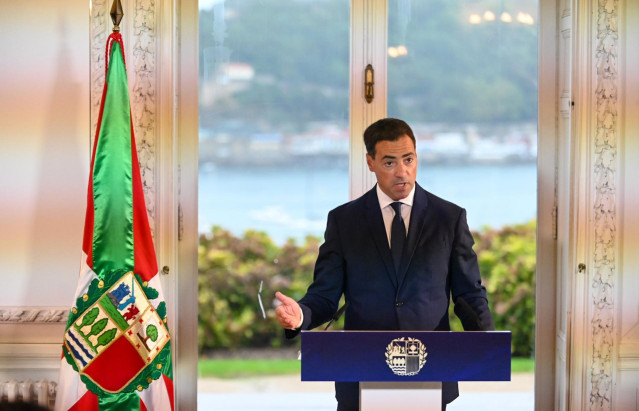 El Lehendakari, Imanol Pradales, durante la rueda de prensa tras el Consejo del Gobierno Vasco para iniciar su año político, en el Palacio de Miramar, a 29 de agosto de 2024, en San Sebastián, Guipúzcoa, País Vasco (España).