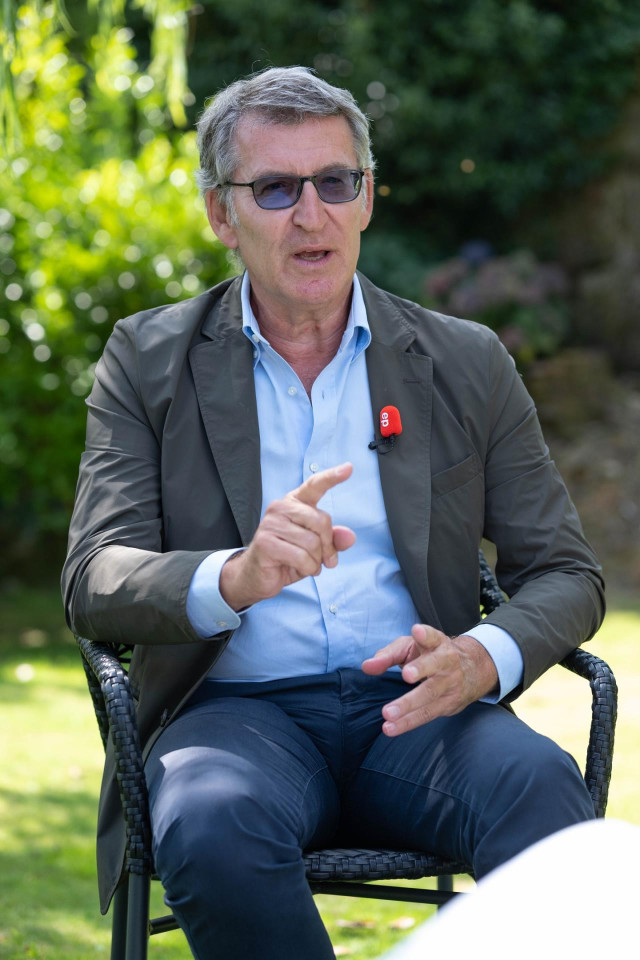 El presidente del Partido Popular, Alberto Núñez Feijóo, durante una entrevista para Europa Press, a 22 de agosto de 2024, en Santiago de Compostela, A Coruña, Galicia (España). Feijóo fue funcionario del Cuerpo Superior de la Administración General de la