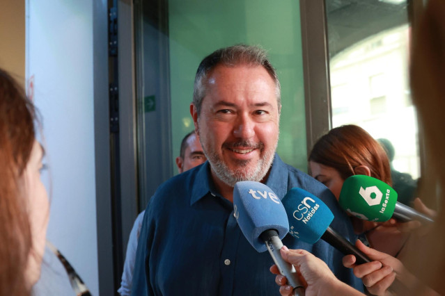 El secretario general del PSOE-A, Juan Espadas, atiende a los medios al inicio de la reunión de la Interparlamentaria. A 31 de agosto de 2024, en Sevilla (Andalucía, España). El PSOE de Andalucía ha reunido hoy sábado 31 a su interparlamentaria de inicio