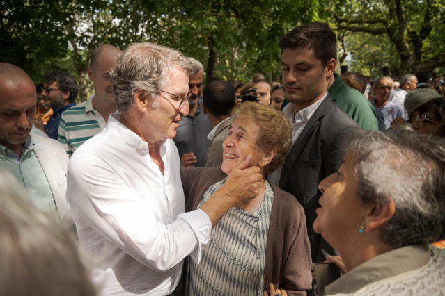 El presidente del PP, Alberto Núñez Feijóo (2i), durante la inauguración del nuevo curso político del Partido Popular, en Carballeira de San Xusto, a 31 de agosto de 2024, en Cerdedo-Cotobade, Pontevedra, Galicia (España). Feijóo elige, por tercer año con