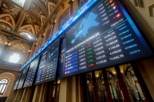Paneles del Ibex 35 en el Palacio de la Bolsa, a 8 de agosto de 2024, en Madrid (España).