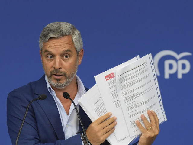 El vicesecretario de Economía del PP, Juan Bravo, este lunes en rueda de prensa en Génova.