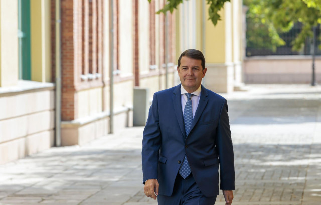 Fernández Mañueco se dirige a la rueda de prensa de inicio del curso político tras el verano