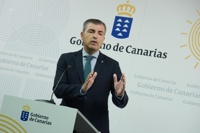 Archivo - El vicepresidente del Gobierno de Canarias y consejero de Economía, Manuel Domínguez, en rueda de prensa