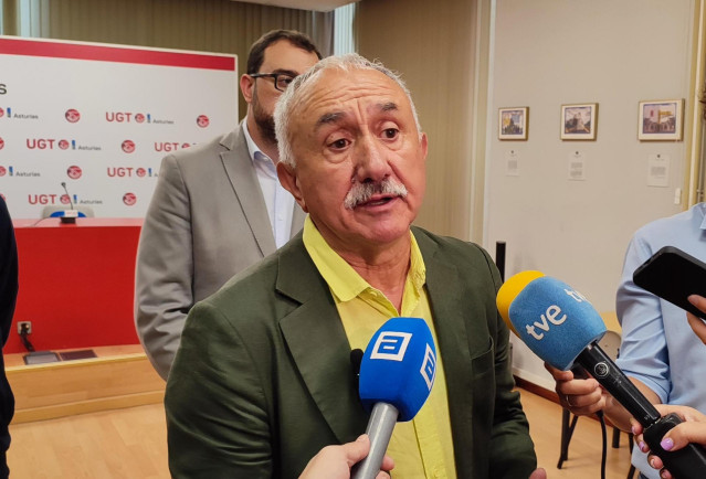 El secretario general de UGT, Pepe Álvarez, antes de inaugurar la Escuela Internacional de Verano 'Manuel Fernández López 'Lito' en Oviedo.