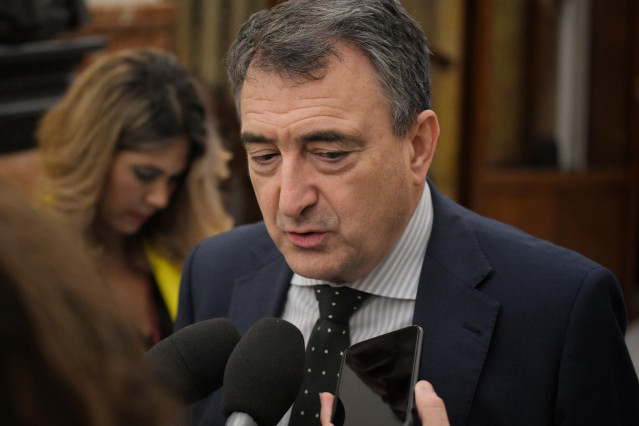 Archivo - El portavoz del PNV en el Congreso, Aitor Esteban, realiza unas declaraciones a los medios.