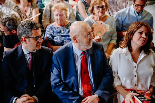Archivo - (I-D) El ministro de la Presidencia, Relaciones con las Cortes y Memoria Democrática, Félix Bolaños; el presidente del Centro de Estudios Sociológicos (CIS), José Félix Tezanos, y la vicesecretaria general del PSOE, Adriana Lastra, conversan en