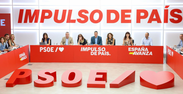 El presidente del Gobierno y Secretario General del PSOE, Pedro Sánchez (c), preside la reunión de la Ejecutiva Federal, en la sede del PSOE, a 2 de septiembre de 2024, en Madrid (España)