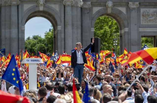 Archivo - El presidente del Partido Popular, Alberto Núñez Feijóo, en una manifestación del PP contrra la amnistía