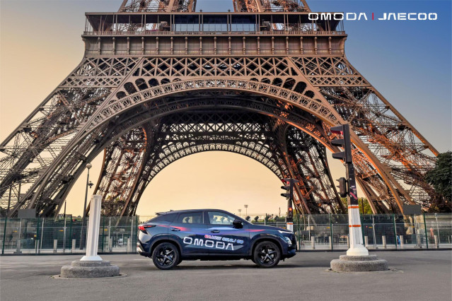 Omoda 7 frente a la Torre Eiffel de París (Francia)