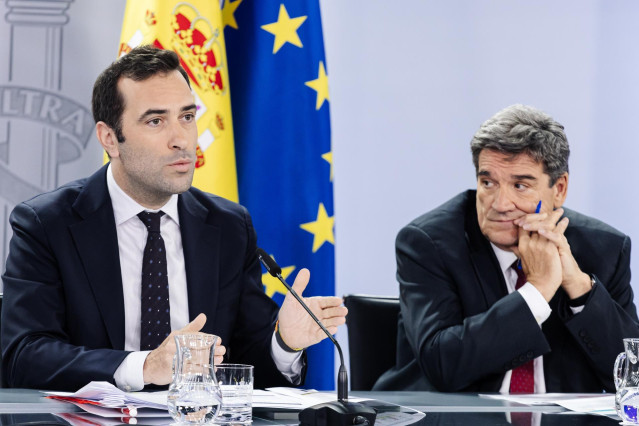 Archivo - El ministro de Economía, Comercio y Empresa, Carlos Cuerpo (i) y el ministro para la Transformación Digital y de la Función Pública, José Luis Escrivá.