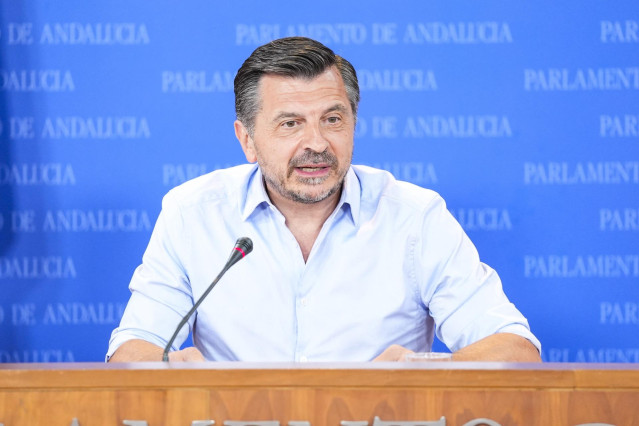 El portavoz del Grupo Parlamentario Popular, Toni Martín, durante la ronda de ruedas de prensa de portavoces de los grupos parlamentarios en el Parlamento de Andalucía, a 4 de septiembre de 2024 en Sevilla (Andalucía, España). Los portavoces de los grupos