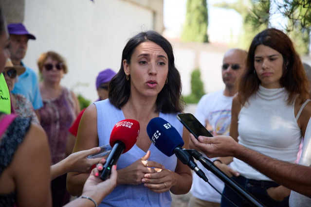 La secretaria política de Podemos, Irene Montero, atiende a medios a su llegada a la visita de los trabajos de búsqueda de una fosa común de la Guerra Civil, en el Cementerio municipal de Fuencarral, a 19 de agosto de 2024, en Madrid (España).