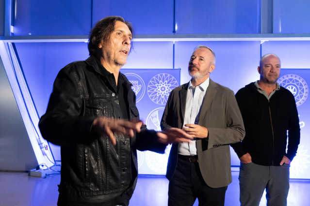 El presidente del Gobierno de Aragón, Jorge Azcón, escucha el director de Vive Latino España, Nacho Royo, durante una visita al 'backstage' del festival.
