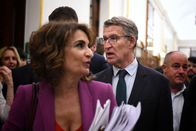 Archivo - La vicepresidenta primera y ministra de Hacienda, María Jesús Montero y detrás el presidente del Partido Popular, Alberto Núñez Feijóo, a su salida de una sesión plenaria