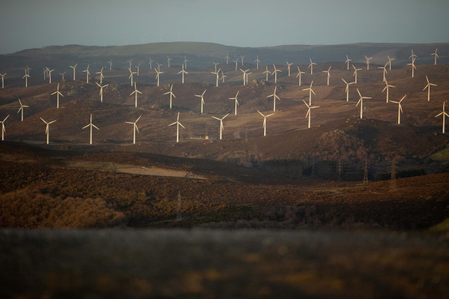 Archivo - Varios aerogeneradores en el parque eólico de Vilachá, a 15 de marzo de 2024, en Lugo, Galicia (España).