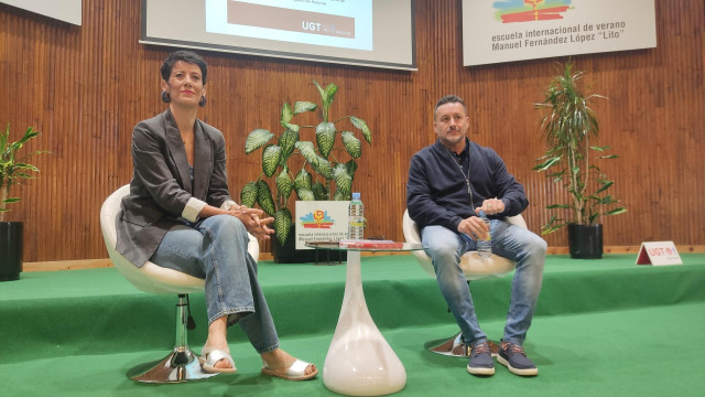 La ministra de Inclusión, Seguridad Social y Migraciones, Elma Saiz y el secretario de UGT, Javier Fernández Lanero.