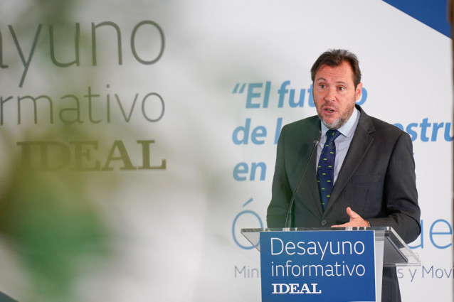 El ministro de Transporte y Movilidad Sostenible, Óscar Puente, este viernes durante su intervención en Granada en un desayuno informativo organizado por el diario Ideal.