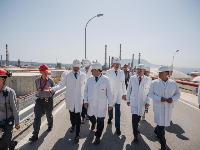 El ministro de Industria y Turismo, Jordi Hereu, junto a responsables de Cepsa en San Roque.