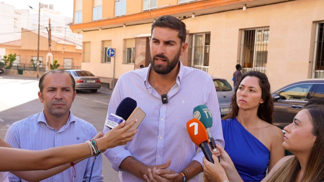 El presidente provincial de Vox, José Ángel Antelo, ofrece declaraciones a los medios de comunicación
