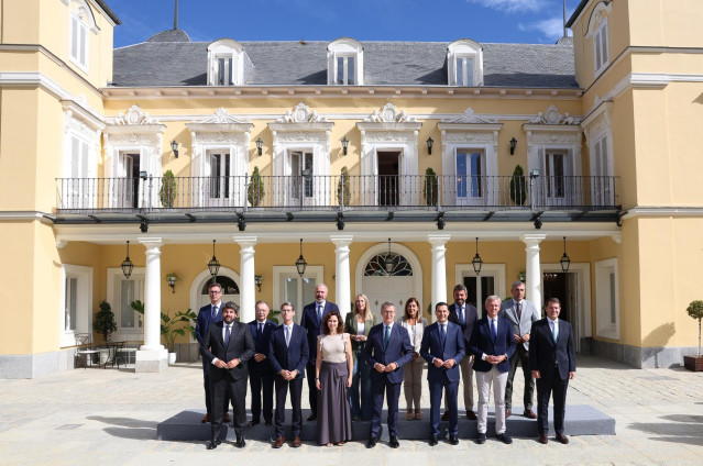 Foto de familia, el presidente del PP, Alberto Núñez Feijóo, junto a los barones del PP, al llegar a una reunión con los presidentes autonómicos del Partido Popular, en el Palacio de los Duques de Pastrana, a 6 de septiembre de 2024, en Madrid (España).