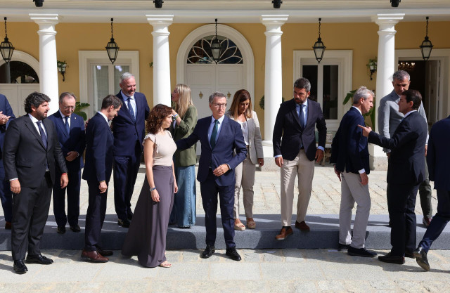El presidente del PP, Alberto Núñez Feijóo, tras la foto de familia junto a los barones del PP, al llegar a una reunión con los presidentes autonómicos del Partido Popular, en el Palacio de los Duques de Pastrana, a 6 de septiembre de 2024, en Madrid (Esp
