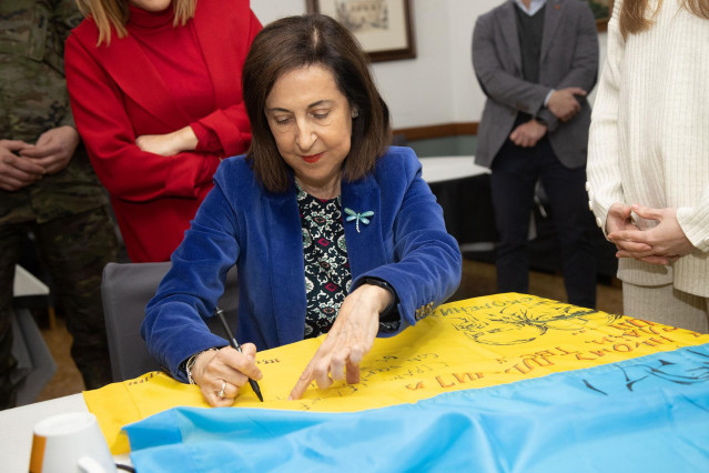 Archivo - La ministra de Defensa, Margarita Robles, firma la bandera de Ucrania durante su visita a la Residencia Militar de Acción Social de Descanso 'La Plana', a 2 de febrero de 2023, en Castellón, Comunidad Valenciana (España).