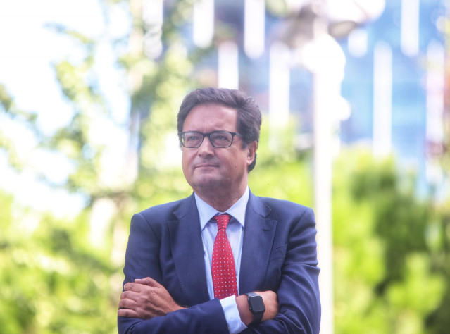 El ministro para la Transformación Digital y de la Función Pública, Óscar López, recibe su cartera de manos del ministro saliente, José Luis Escrivá, en la sede del Ministerio, a 6 de septiembre de 2024, en Madrid (España). Óscar López fue secretario gene