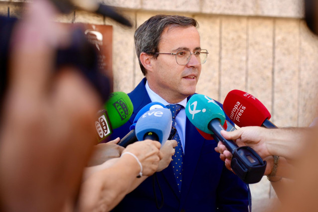 Archivo - El secretario general del PSOE en Extremadura, Miguel Ángel Gallardo, atiende a los medios.