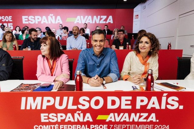 (I-D) La presidenta del PSOE, Cristina Narbona, el presidente del Gobierno y Secretario General del PSOE, Pedro Sánchez y la vicesecretaria general del PSOE, vicepresidenta primera del Gobierno y ministra de Hacienda, María Jesús Montero, durante la reuni