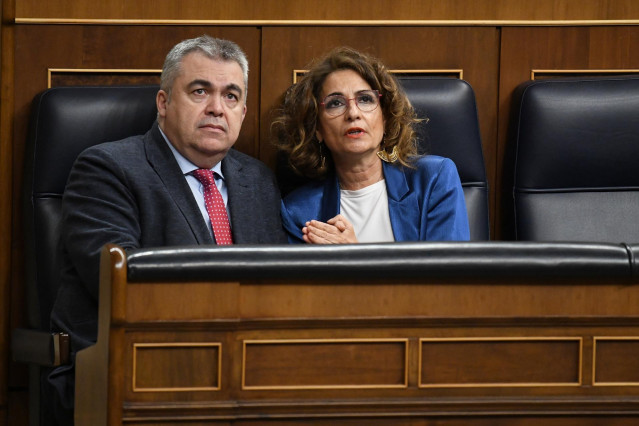 Archivo - El secretario de Organización del PSOE, Santos Cerdán y la vicepresidenta primera y ministra de Hacienda, María Jesús Montero