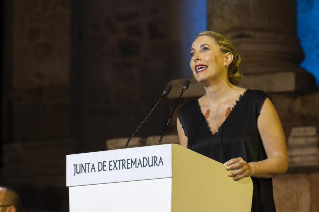 La presidenta de la Junta de Extremadura, María Guardiola, interviene el acto institucional de entrega de las Medallas de Extremadura, con motivo del Día de la Comunidad, en el Teatro Romano de Mérida