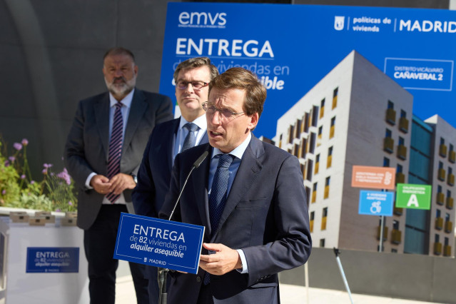 El alcalde de Madrid, José Luis Martínez-Almeida, interviene durante la entrega de las llaves de 82 viviendas destinadas a alquiler asequible