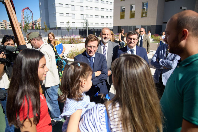El alcalde de Madrid, José Luis Martínez-Almeida, interviene durante la entrega de las llaves de 82 viviendas destinadas a alquiler asequible