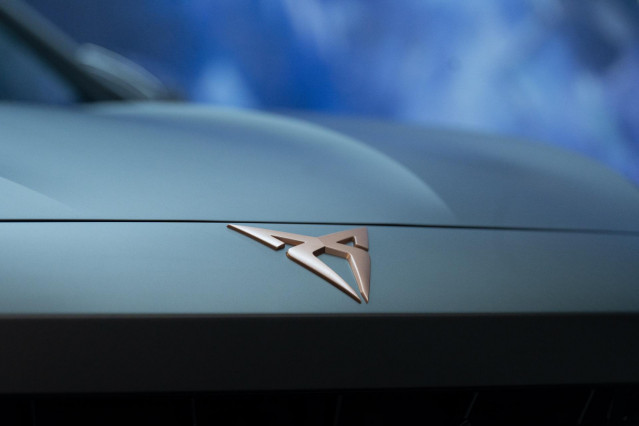 Archivo - Logo de la marca Cupra durante una visita guiada a la fábrica de Seat en Martorell, a 27 de junio de 2024, en Martorell, Barcelona, Catalunya (España).