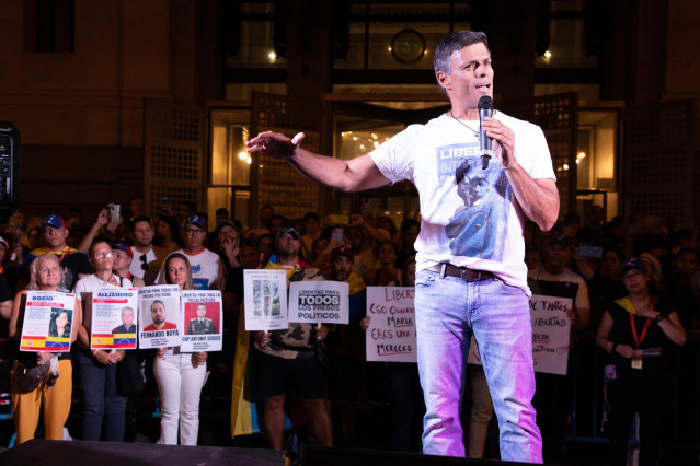 Archivo - El líder opositor venezolano, Leopoldo López, interviene durante una concentración de apoyo a Venezuela, en la plaza de Cibeles