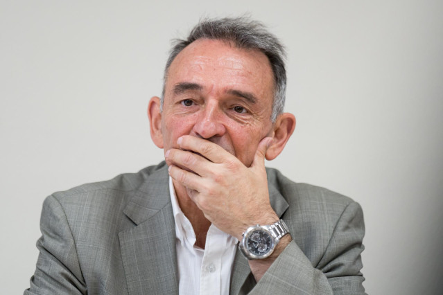Archivo - El portavoz parlamentario de IU y diputado de Sumar, Enrique Santiago, durante una reunión, en la sede del sindicato, a 22 de julio, en Madrid (España).