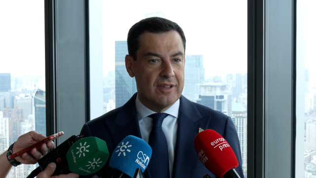 El presidente de la Junta de Andalucía, Juanma Moreno, hace balance en declaraciones a los periodistas de su viaje a China. (Foto de archivo).