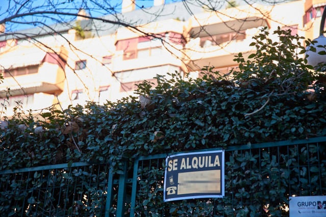 Archivo - Foto de archivo de un cartel de Se Alquila.