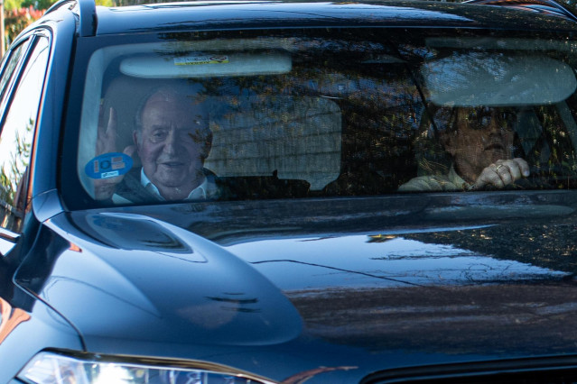 Archivo - El Rey emérito Juan Carlos I (i) junto a su amigo Pedro Campos (d), salen de su casa en un vehículo, a 21 de abril de 2024, en Sanxenxo, Pontevedra, Galicia (España).