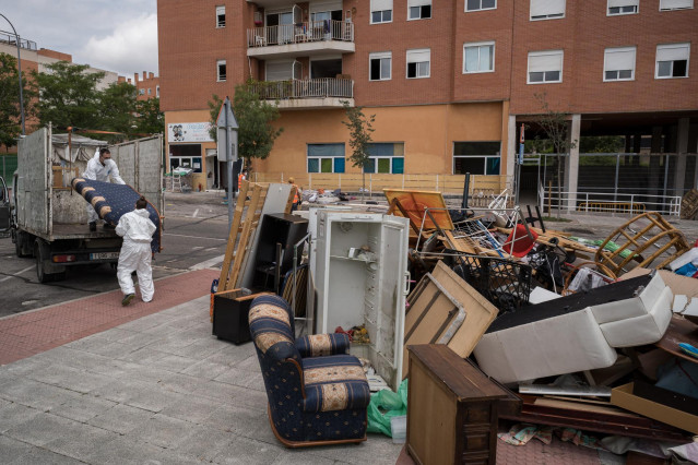Archivo - Dos trabajadores cargan en un camión las pertenencias de las 62 familias de cuatro portales que han desalojado, a 2 de junio de 2023, en Alcobendas, Madrid (España).