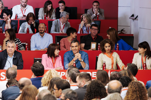 El secretario general del PSOE y presidente del Gobierno, Pedro Sánchez (c), durante la reunión del Comité Federal del PSOE, en la sede federal del PSOE, a 7 de septiembre de 2024, en Madrid (España).