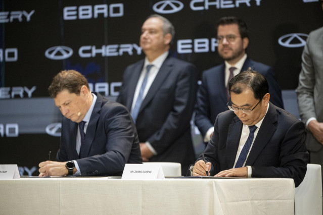 Archivo - (I-D) En la primera fila, el CEO de Ebro, Pedro Calef; y el vicepresidente internacional de Chery, Guibing Zhang; durante la firma del acuerdo entre Ebro y Chery para construir coches eléctricos en la antigua fábrica de Nissan, en una foto de ar