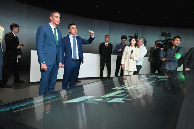 El presidente del Gobierno, Pedro Sánchez (d), y el CEO y fundador de Envision, Lei Zhang (i), durante su visita a la sede de Envision, a 10 de septiembre de 2024, en Shanghái (China).