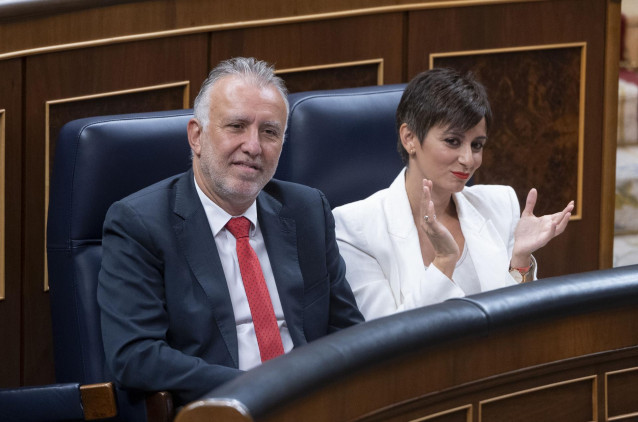 El ministro de Política Territorial y Memoria Democrática, Ángel Víctor Torres y la ministra de Vivienda, Isabel Rodríguez, durante una sesión de control al Gobierno, en el Congreso de los Diputados, a 11 de septiembre de 2024, en Madrid (España).