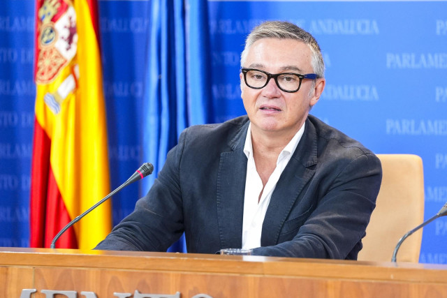 El portavoz del Grupo Parlamentario Vox, Manuel Gavira, durante la ronda de ruedas de prensa de portavoces de los grupos parlamentarios en el Parlamento de Andalucía, a 11 de septiembre de 2024 en Sevilla (Andalucía, España). Los portavoces de los grupos