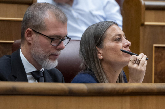 El diputado de Junts Josep Maria Cruset y la portavoz de Junts en el Congreso, Miriam Nogueras.