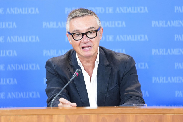 El portavoz del Grupo Parlamentario Vox, Manuel Gavira, durante la ronda de ruedas de prensa de portavoces de los grupos parlamentarios en el Parlamento de Andalucía, a 11 de septiembre de 2024 en Sevilla (Andalucía, España). Los portavoces de los grupos