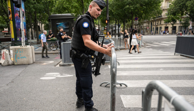 EuropaPress 6104629 july 22 2024 paris france 240722 heavily armed police near the seine river